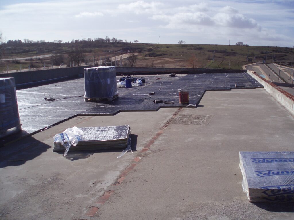 Láminas poliméricas colocadas en tejado.