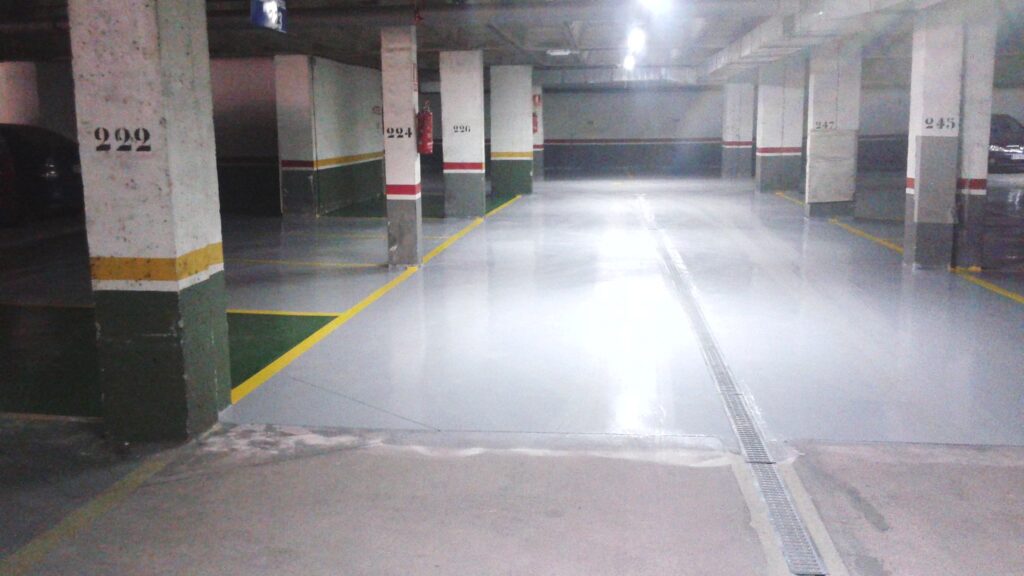 Garaje rehabilitado a base de resinas anti-polvo y de alto brillo