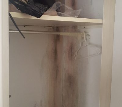 Humedades formadas por la condensación en un armario a de una habitación