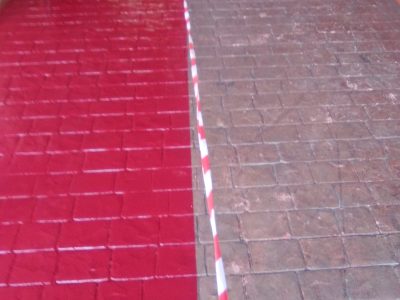 Diferencia entre suelo de patio con pavimento de poliuretano y sin el