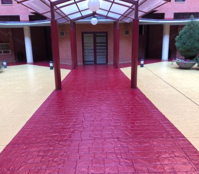 Entrada de colegio con pavimento recién pintado